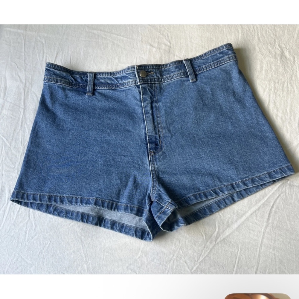 Universal Thread Women’s Sailor Jean Shorts, Medium Wash Denim, Size 14